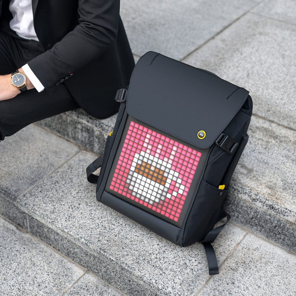 Divoom Pixoo Backpack-M mit rosa Pixel-Kaffeetasse auf dem LED-Display im Büro- und Pendleralltag