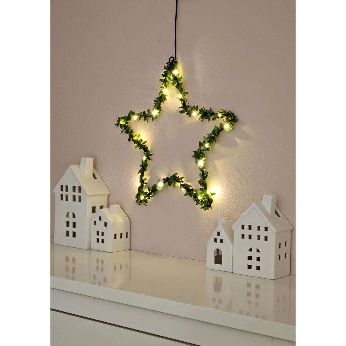 LED-Fenstersilhouette 30 cm – Herz oder Stern mit Kunstgrün