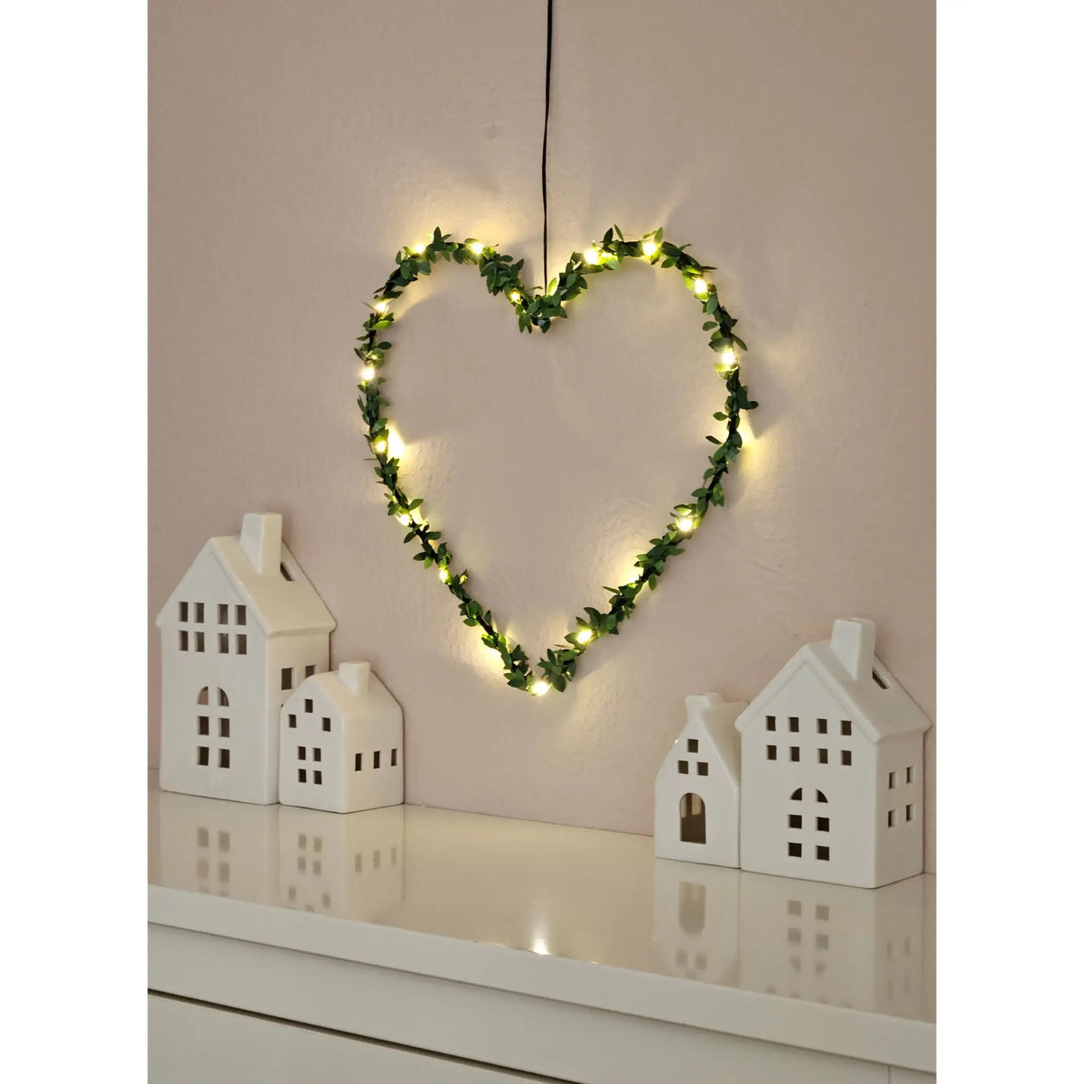 LED-Fenstersilhouette 30 cm – Herz oder Stern mit Kunstgrün