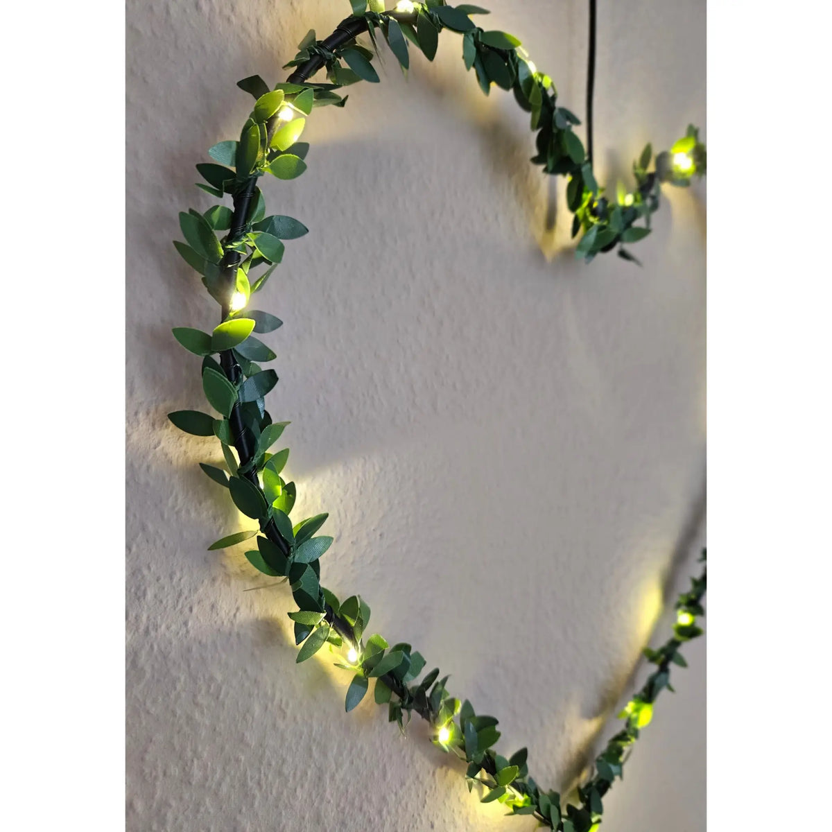 LED-Fenstersilhouette 30 cm – Herz oder Stern mit Kunstgrün